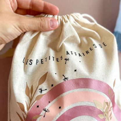 Sac à dos pour les petites affaires de bébé, avec son prénom personnalisé, parfait pour aller à la crèche ou chez nounou. Cadeau de naissance original.
