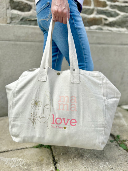 Sac cabas personnalisé pour maman, porté en ville. Grand format pratique pour le quotidien, avec la personnalisation des prénoms des enfants.