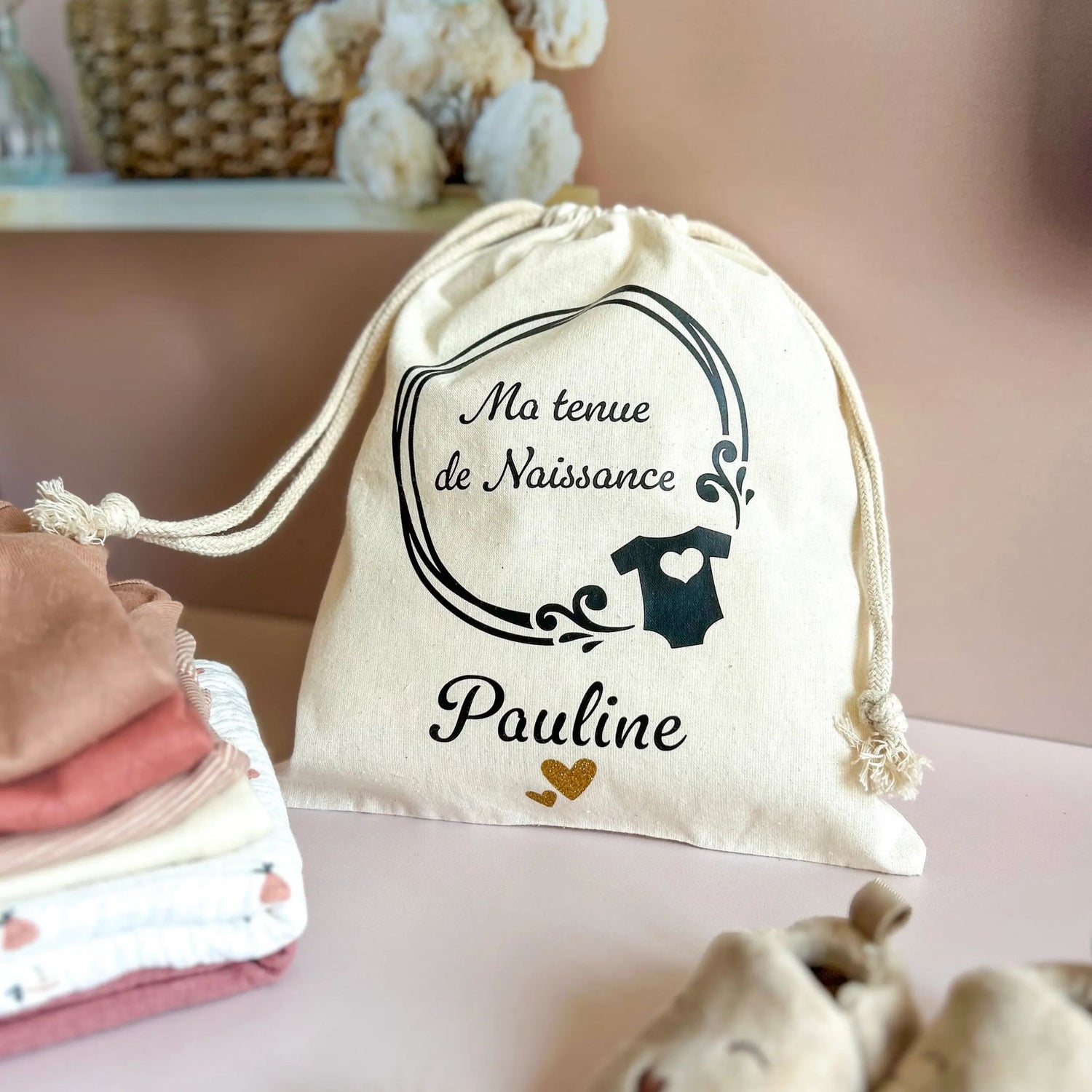 Petit sac en coton bio pour emporter la tenue de naissance de bébé dans le sac à langer. Le pochon est personnalisé avec le prénom.