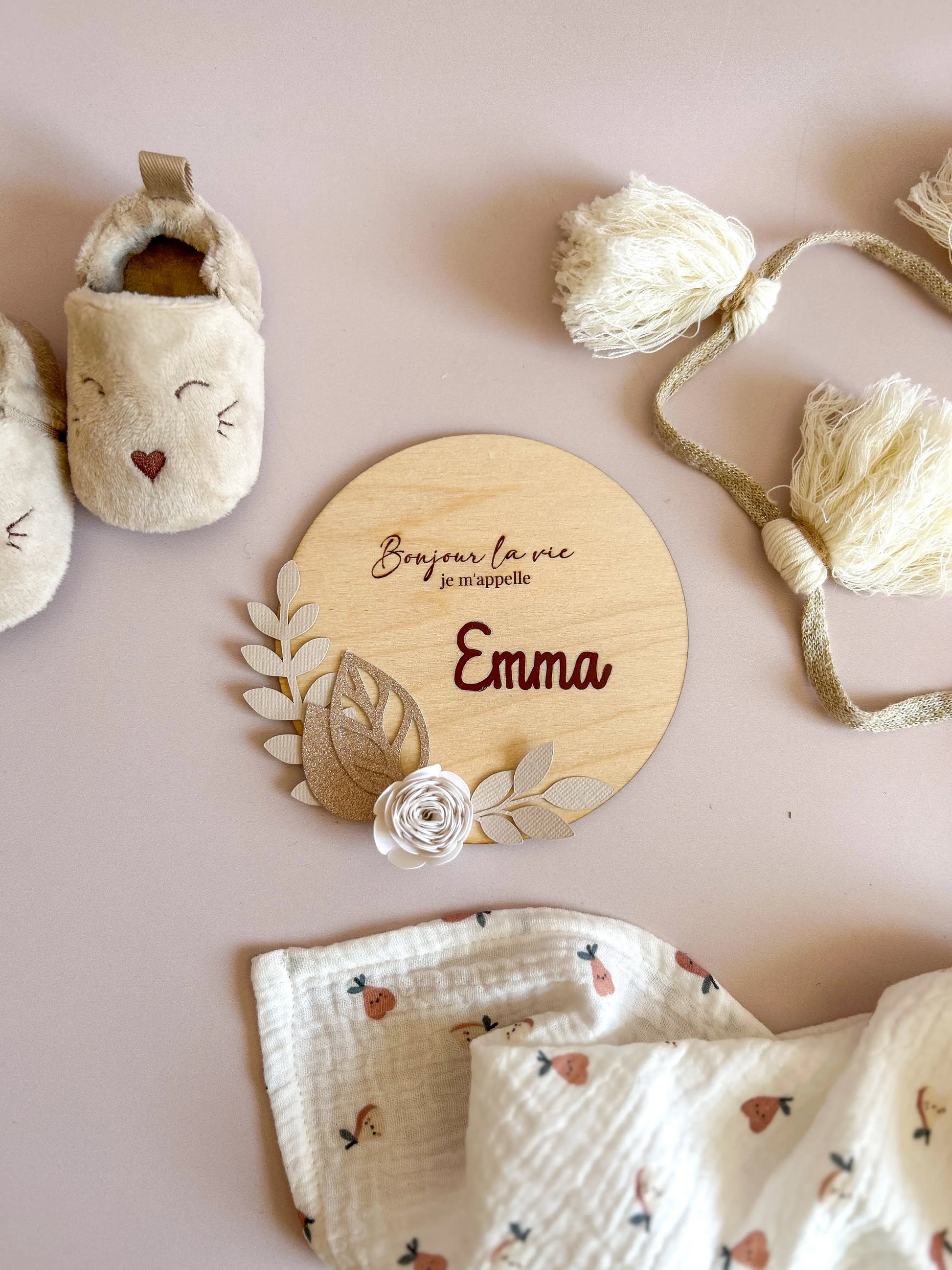Cadeau de naissance original, carte ronde en bois personnalisée avec prénom de bébé.