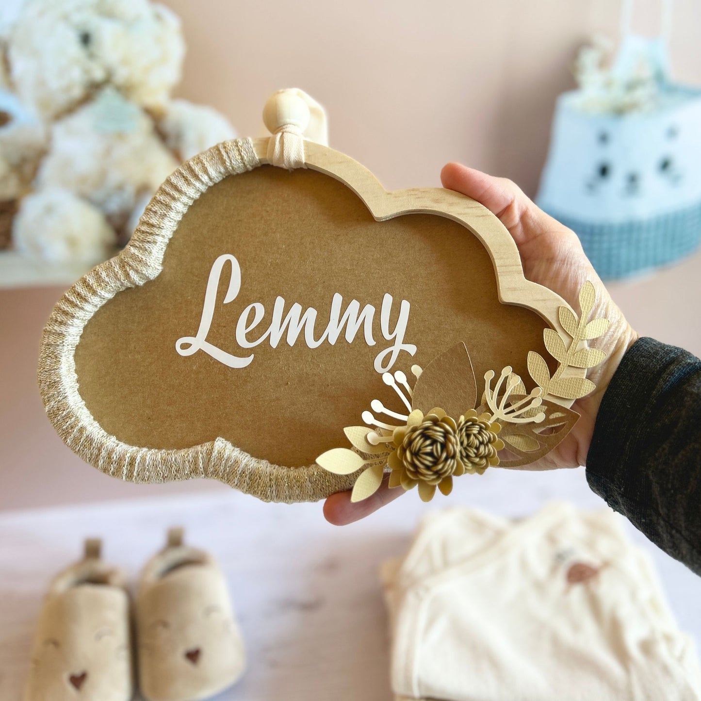 Suspension murale nuage en bois et textile recyclé beige doré Petit Polisson pour chambre enfant avec prénom.