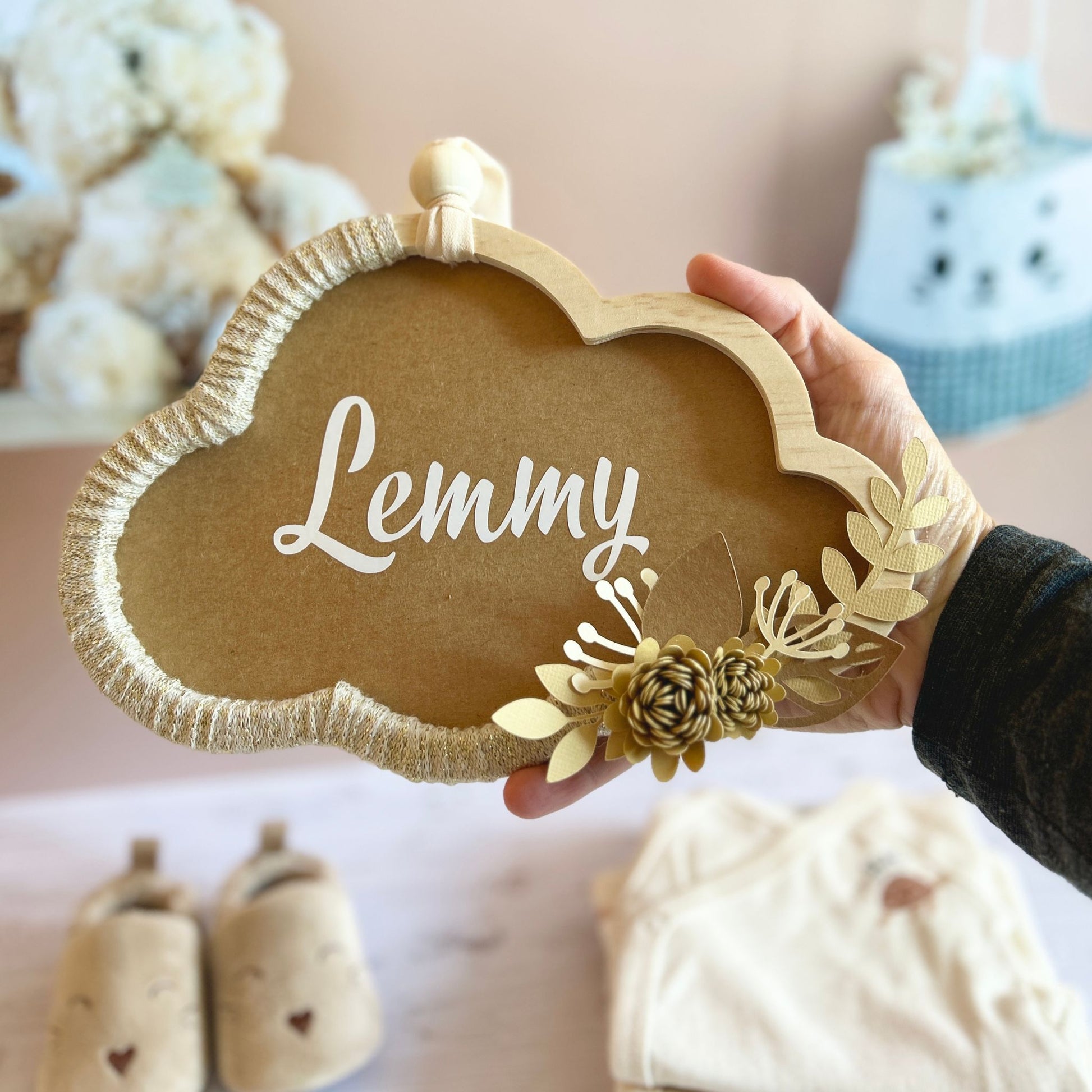 Suspension murale nuage en bois et textile recyclé beige doré Petit Polisson pour chambre enfant avec prénom.