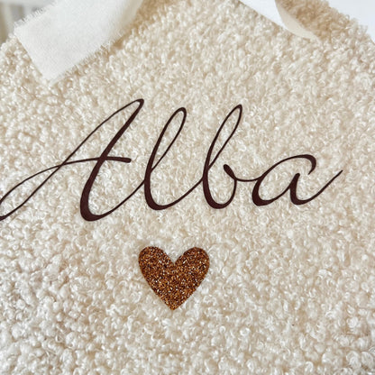 Détail du tissu effet nounours sur cercle à broder personnalisé pour décoration chambre de bébé.