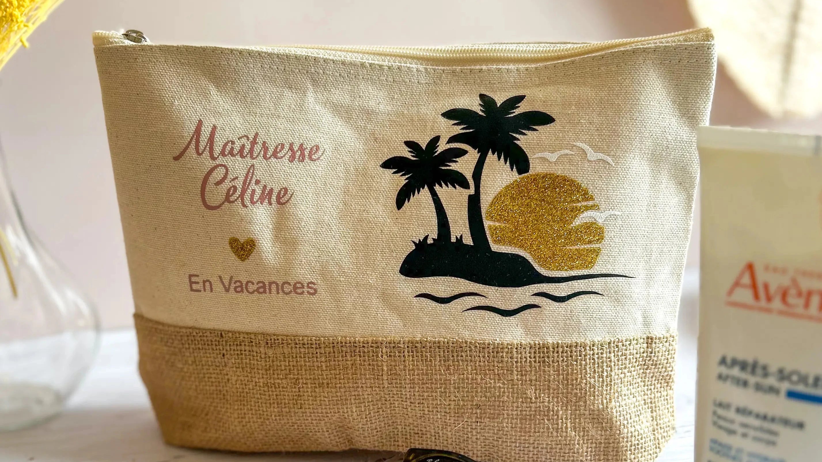 Trousse de plage pour maîtresse en vacances, idéal cadeau fin d'année personnalisé.