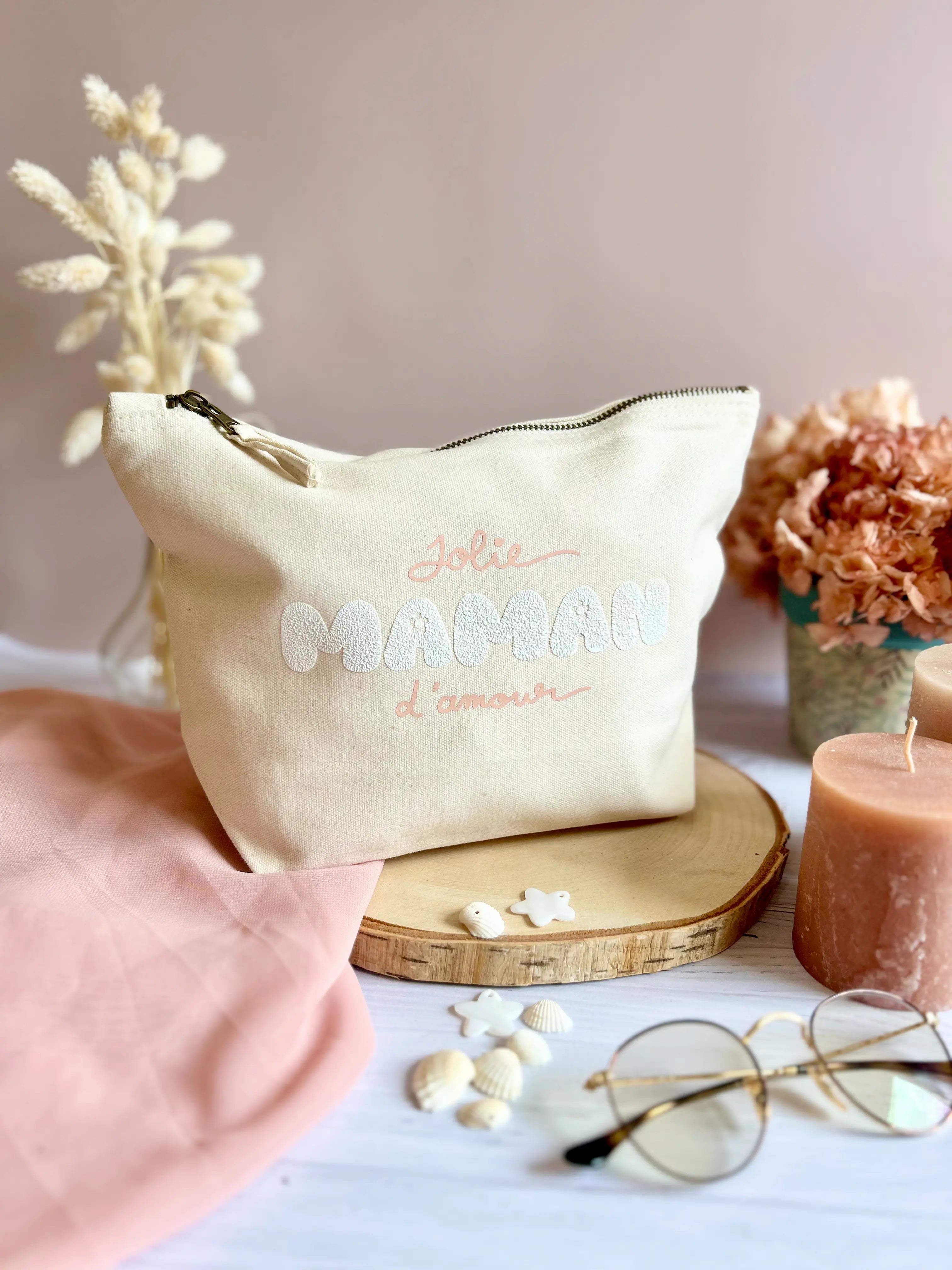 Trousse accessoire pour la fête des mères, écrue, pratique et décorée de mots tendres.