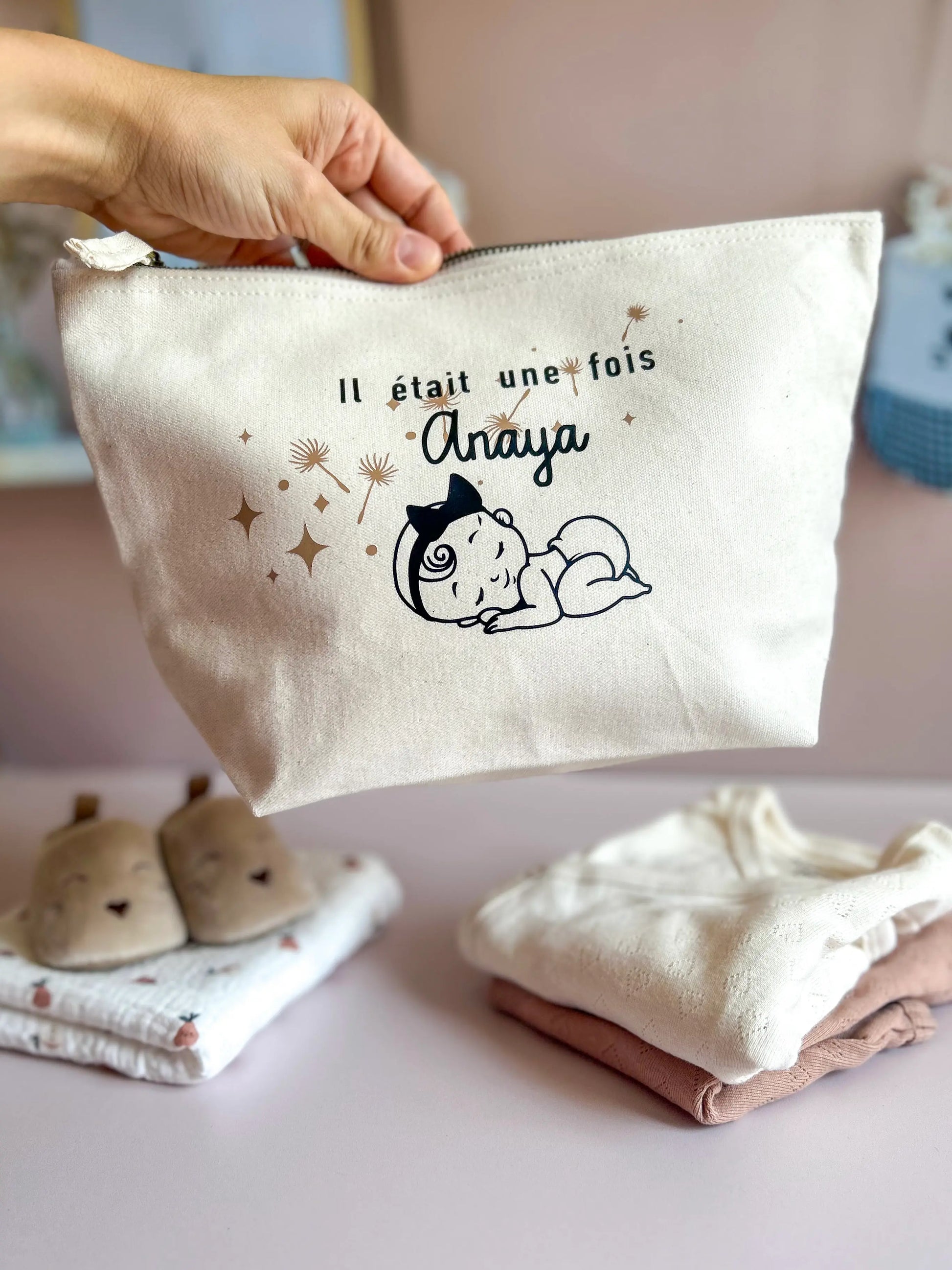 Cadeau de naissance fille personnalisé avec prénom, trousse de toilette en coton fait main esprit poétique.