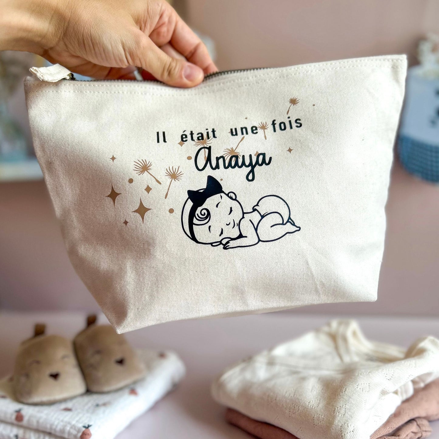 Trousse de toilette pour les affaires de bébé à la maternité, à offrir en cadeau de naissance personnalisé.
